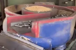 Industrial vibratory cleaning and degreasing equipment for shear studs